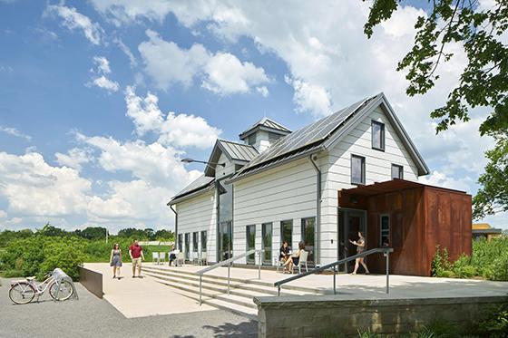 Photo of a white barn on 波胆网站的Eden Hall校园